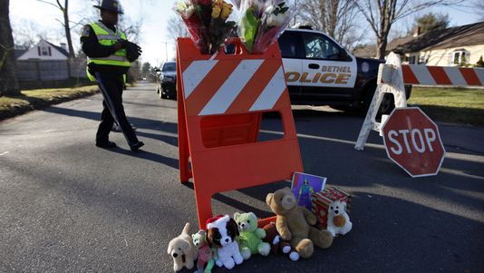 Un mémorial improvisé, comme beaucoup d'autres, près de l'école à Newtown où s'est déroulé la fusillade. [AP Photo/Jason DeCrow - Keystone]