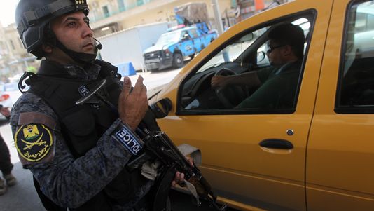 Les voitures Ã©taient passÃ©es au peigne fin par les forces de l'ordre pour tenter de remettre la main sur les fugitifs. [Ahmad Al-Rubaye - AFP]