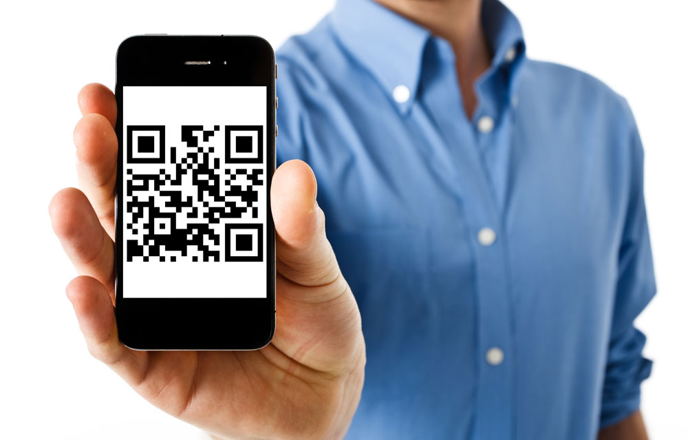 Сфоткать qr. QR код Сток. Or код фото. Человек показывает QR на телефоне. Человек смартфон компьютер QR-код.