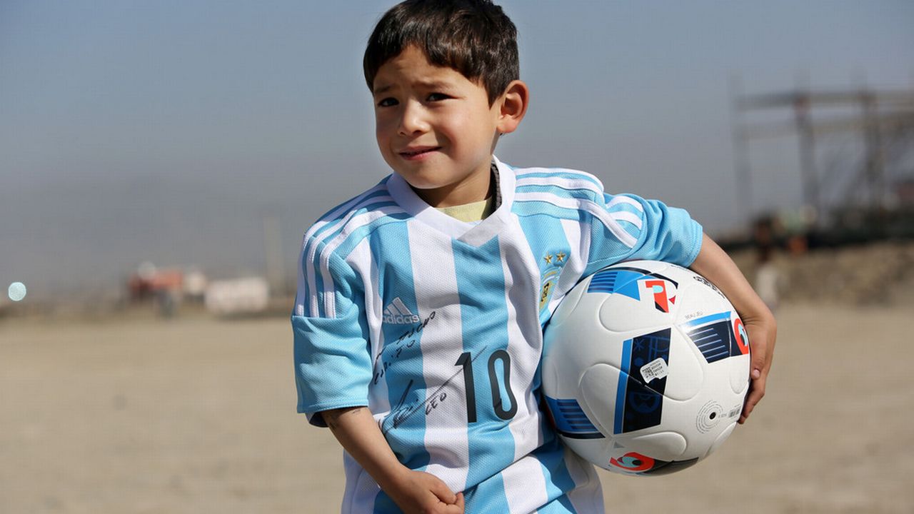 Le petit Murtaza a son maillot signé Messi - Sa photo avait fait