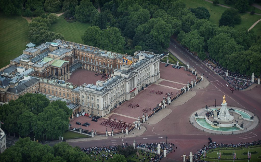 Buckingham Palace veut s'offrir un toit de panneaux solaires - rts.ch