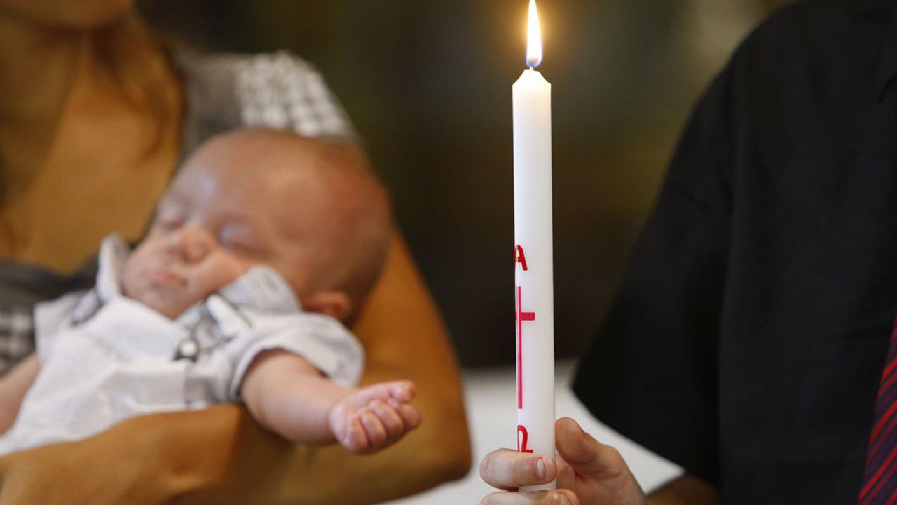 Le Bapteme Catholique En Suisse Une Tradition Qui Prend L Eau Rts Ch Suisse