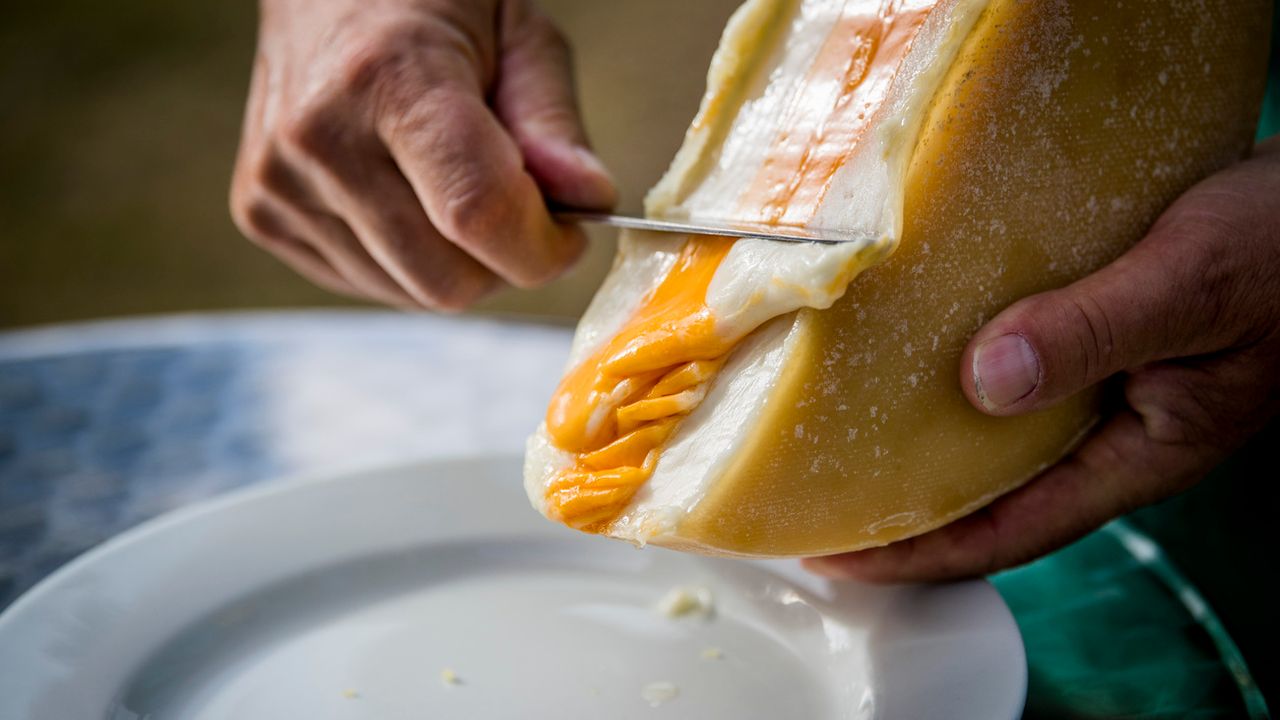 En Valais Trois Saveurs Dans Un Seul Fromage A Raclette Rts Ch Valais