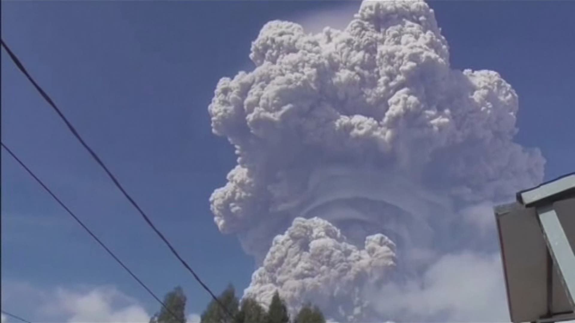 Un volcan  crache un nuage de  cendres  de  5000 m tres de  