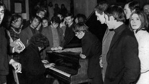 Un jeune homme joue du piano au milieu d'étudiants à l'université de la Sorbonne, à Paris, le 20 mai 1968.