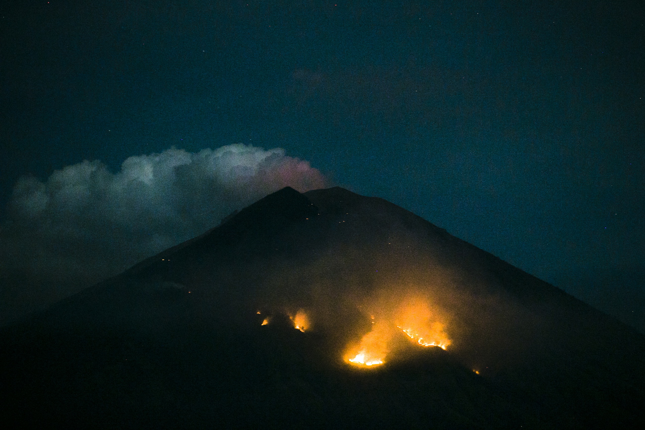 Le volcan  Agung crache de  nouveau des cendres  et de  la 