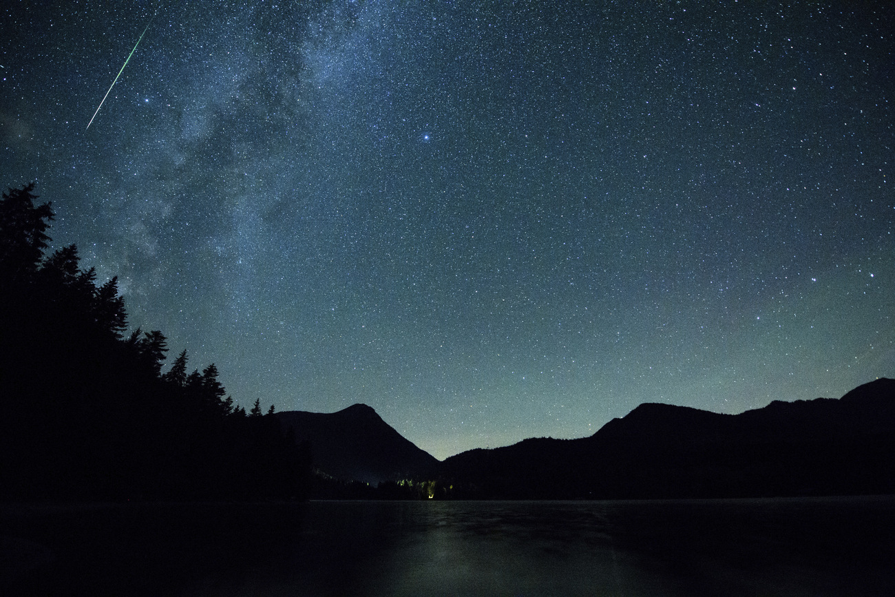 La Pluie Détoiles Filantes à Son Apogée Dans La Nuit De