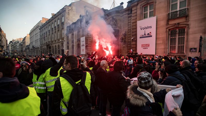 Un Mort Et 400 Blessés En France Dans Les Blocages Des