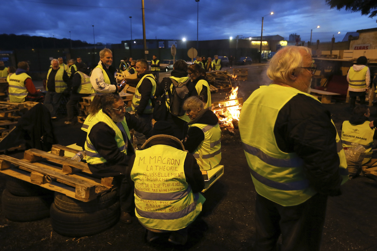 Le Mouvement Des Gilets Jaunes Instrumentalisé à Travers