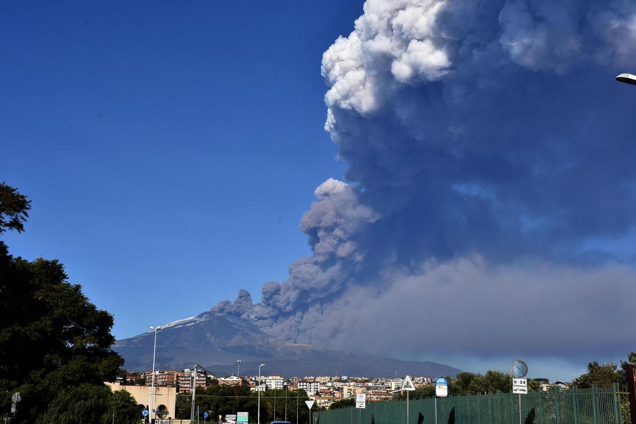 une-ruption-de-l-etna-provoque-la-fermeture-de-l-a-roport-de-catane