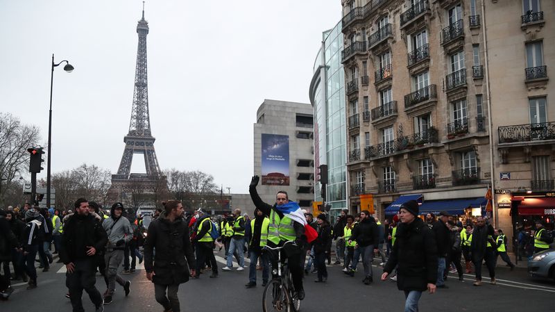 Les Gilets Jaunes Peinent à Mobiliser Pour Leur 7e Week