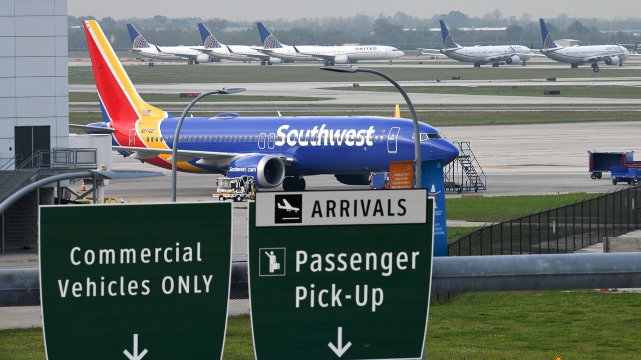 Un Boeing 737 MAX contraint à un atterrissage d'urgence à ...