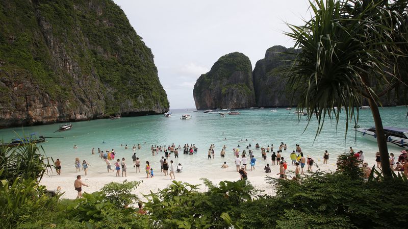 En Thaïlande La Célèbre Baie De La Plage Reste Fermée