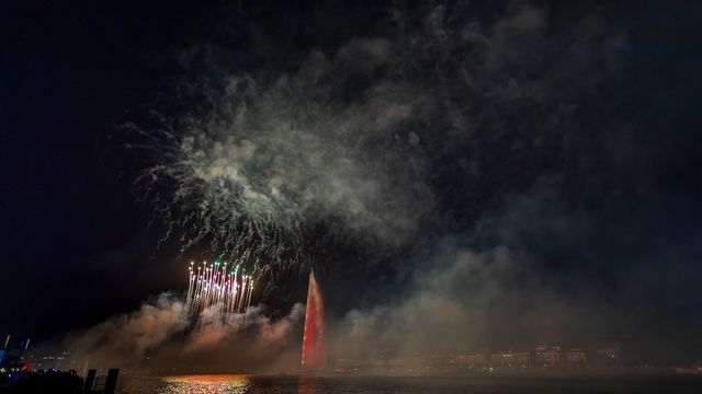 Réveillon à Genève: Le feu d'artifice tiré dans la rade réussit son quart  d'heure de ferveur populaire