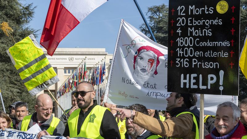 Près Dun Millier De Gilets Jaunes à La Place Des Nations à