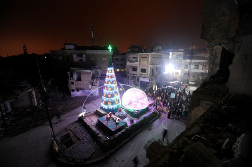 Un sapin de Noël dans une banlieue de Homs, en Syrie.