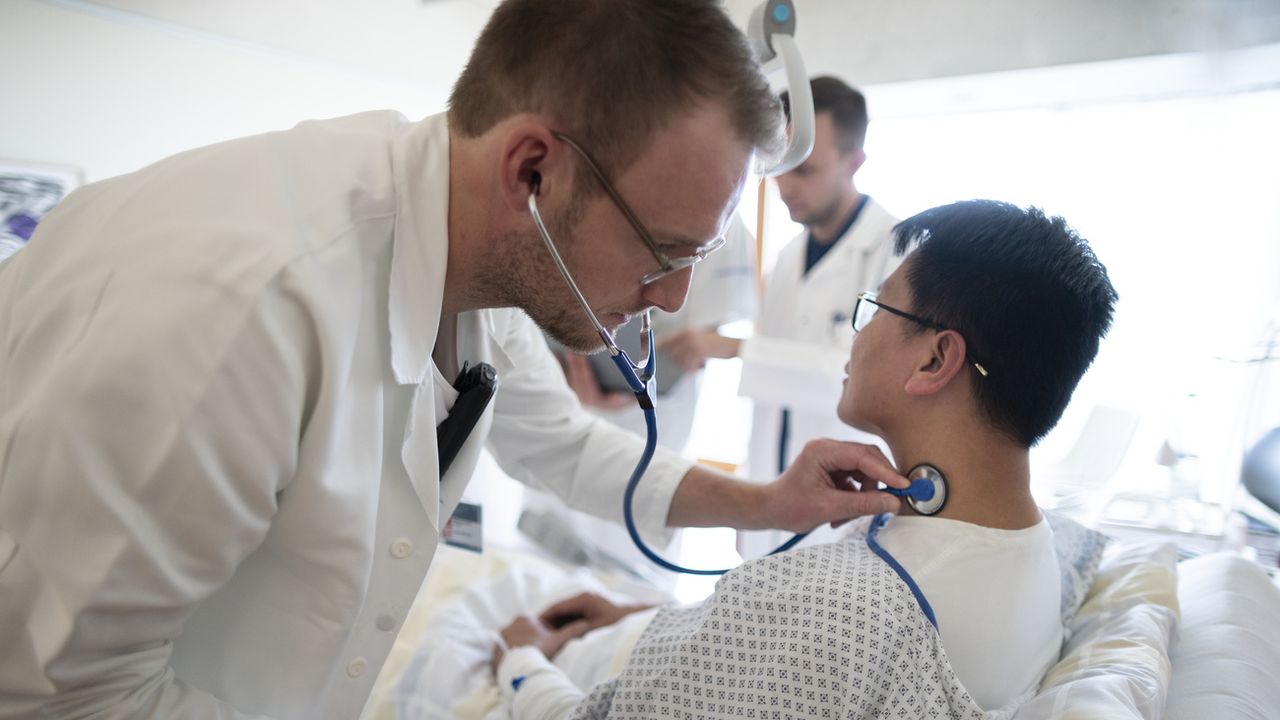 A Lhôpital Un Médecin Ne Passe Que 34 De Son Temps Auprès Des Patients Rtsch Suisse 