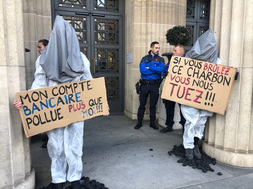 Des activistes climatiques menant une action à UBS à Lausanne.