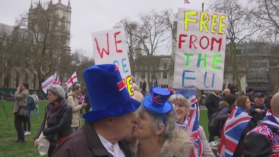 Theresa May s'efface et passe le Brexit à son successeur