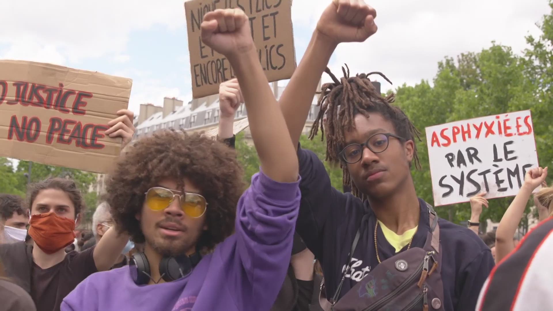 Plusieurs Milliers De Personnes Réunies à Paris Contre Le Racisme - Rts ...