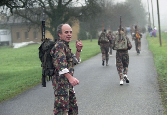 Ueli Maurer participe à la course militaire de Frauenfeld le 17 novembre 1996. [Str - Keystone]