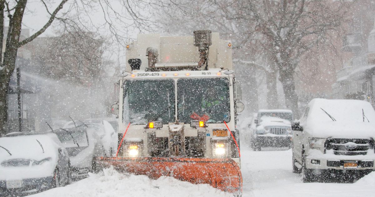 The east coast of the United States under the snow, New York in a state of emergency