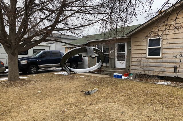 Un reactor aterrizó en el porche delantero de una casa en Broomfield, un suburbio de Denver. [Broomfield Police Department - AFP]