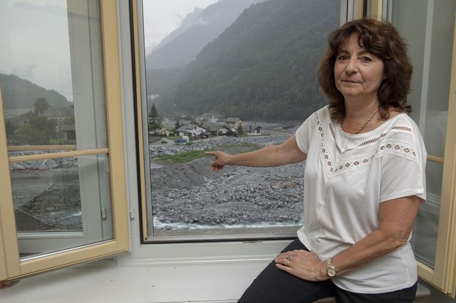 Anna Giacometti, PLR-Nationalrätin und ehemalige Bürgermeisterin von Bergell (GR), zu Besuch in Bondo, ein Jahr nach dem Erdrutsch 2017. [Giancarlo Cattaneo - Keystone]