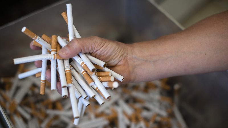 La Vente De Cigarettes A Des Mineurs Sera Interdite Dans Toute La Suisse Rts Ch Suisse