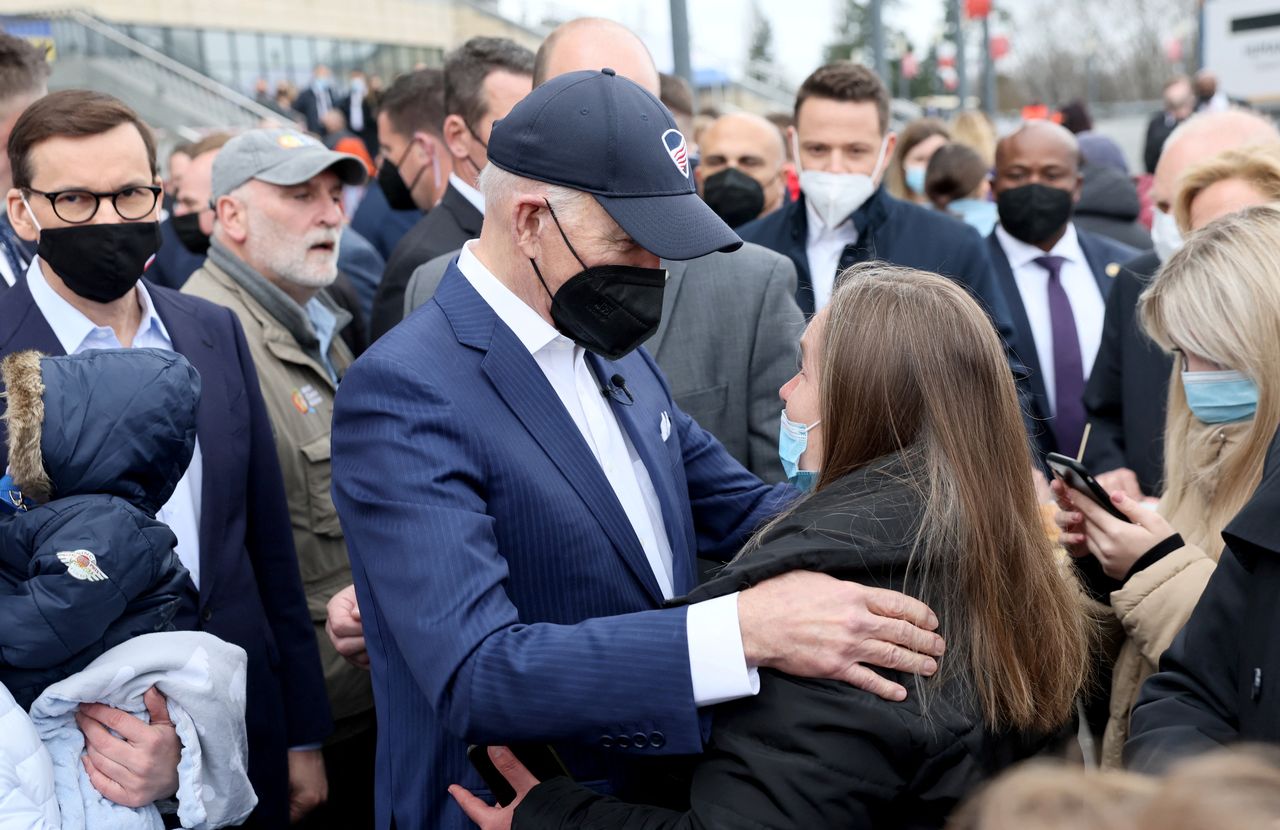 Le Premier ministre tchèque enlève sa casquette à la Trump, après