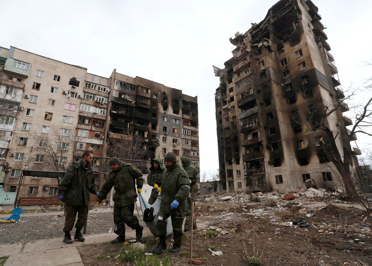 Soldados prorrusos evacuan un cuerpo en Mariupol. [Alexandre Ermochenko - Reuters]