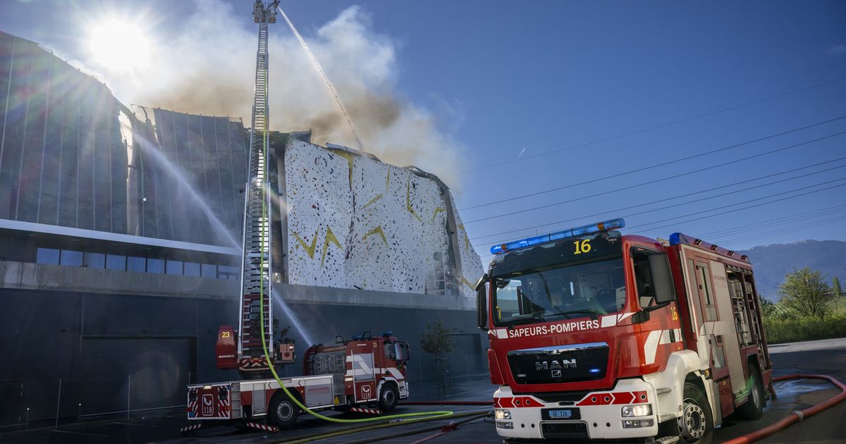 A building in the industrial zone of Satigny (GE) ravaged by flames