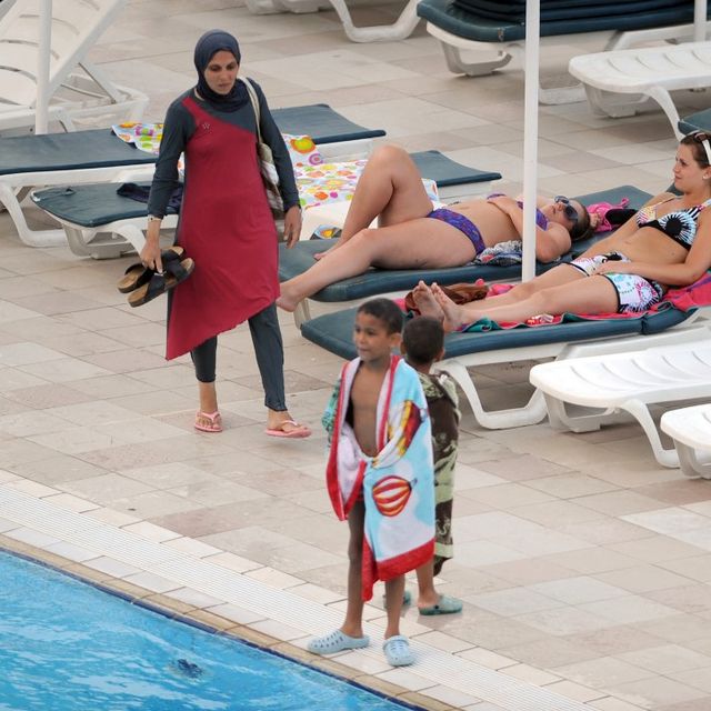 Les communes suisses sont prises de court par le burkini à la piscine - Le  Temps