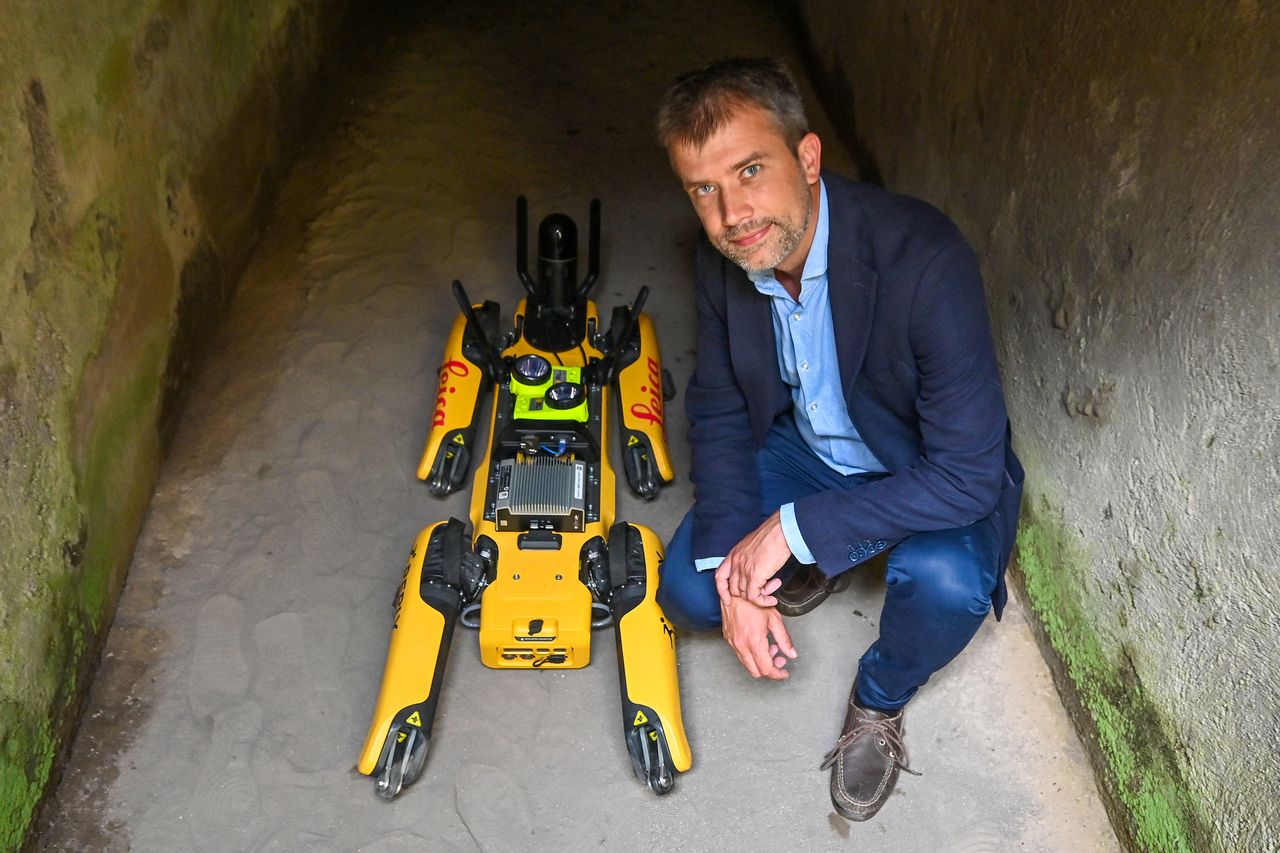 Site Manager Gabriel Zuchtriegel and Robot "Spot".  [ANDREAS SOLARO - AFP]