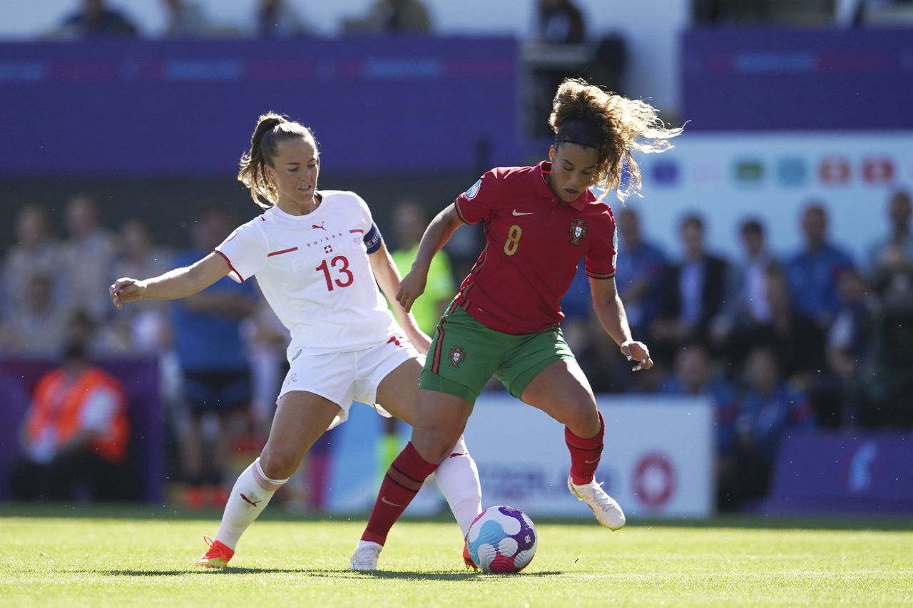 Leah and the Swiss (left) in a duel with her Portuguese counterpart. [Dave Thompson - Keystone]