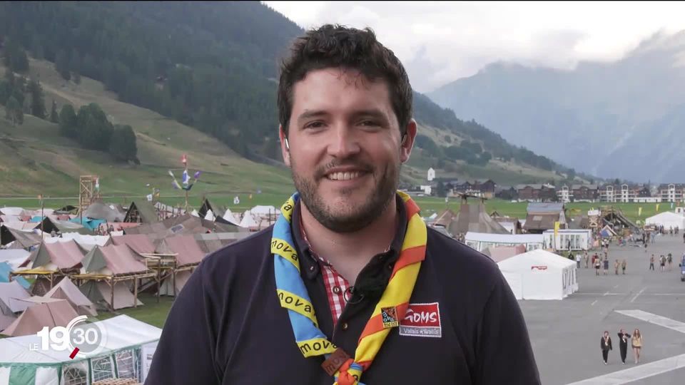 Samuel Hofmann, directeur de l’office du tourisme d’Obergoms (VS), évoque le caractère exceptionnel du camp fédéral de scoutisme [RTS]