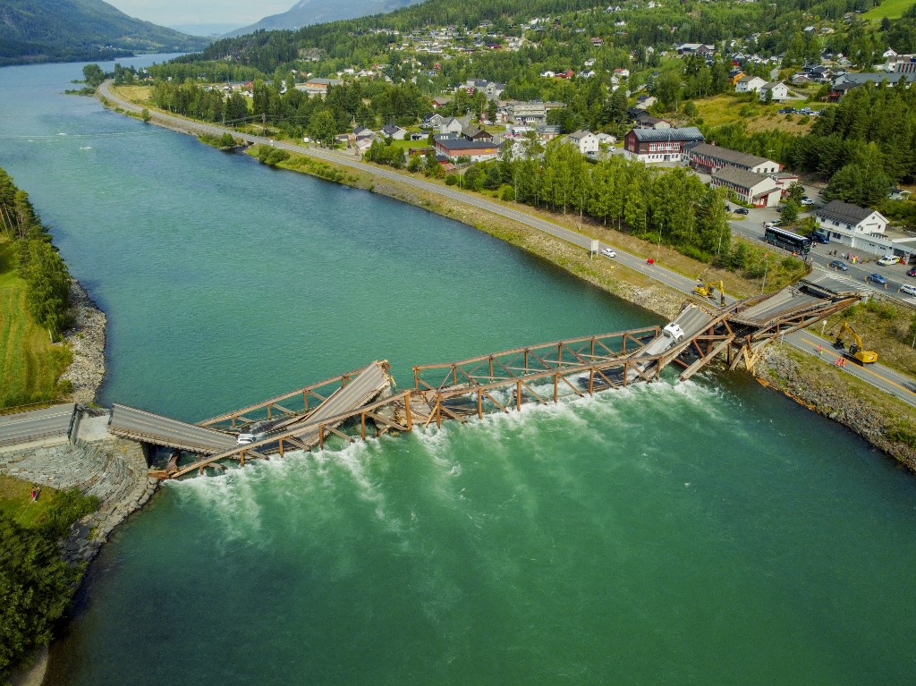 An aerial view shows the collapsed Tretten Bridge over the Gutbrandsthalslagen river in southern Norway. [Stian Lysberg Solum / NTB - AFP]