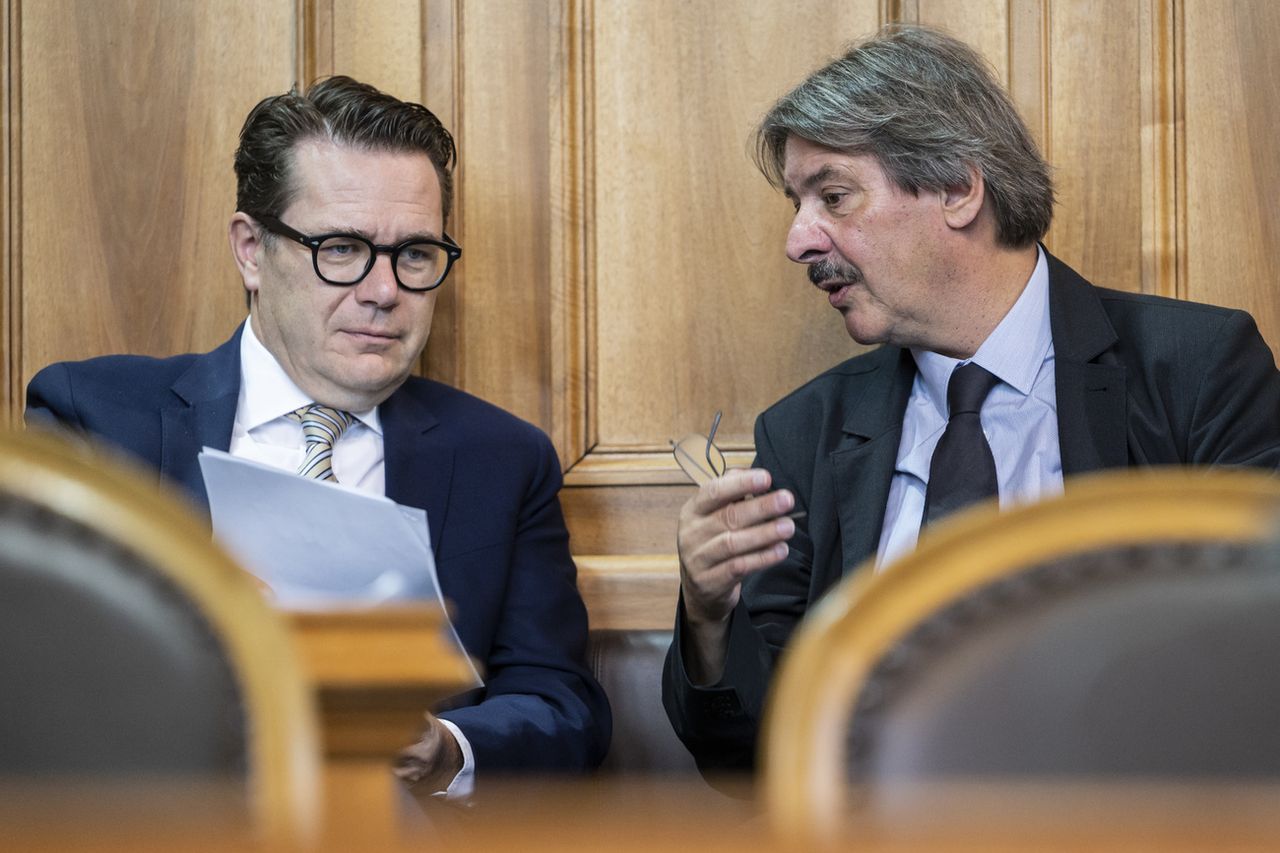 Les représentants saint-gallois à la Chambre basse, Paul Rechsteiner, PS, à droite sur la photo, et Benedikt Wuerth, du Centre, à gauche sur la photo, discutent lors de la session d'automne des Chambres fédérales, le mardi 13 septembre 2022 au Conseil des Etats à Berne. [Alessandro della Valle - KEYSTONE]