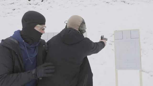 Un soldat du DRA-10 s'entraîne à la garde corporelle armée, un autre militaire jouant le rôle de la personne à protéger. [Temps Présent - RTS]