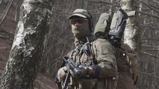 La troupe d'élite a peu de détracteurs à Berne. Mais la question se pose: si elle fait un jour usage de ses armes, qu'en seraient les conséquences, notamment pour la neutralité? [Temps Présent - RTS]