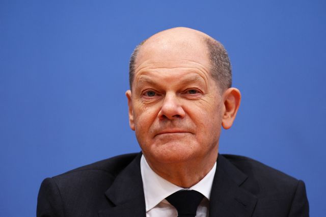 Olaf Scholz wants to defend the economic activity of the Port of Hamburg despite criticism. [Emmanuele Contini / NurPhoto - AFP]