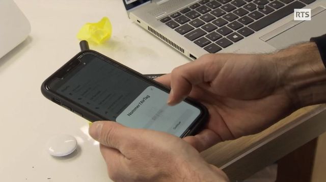 Les AirTag, systèmes de géolocalisation, placés dans les vieux habits transmettent leur position via le réseau bluetooth des téléphones mobiles. [RTS]