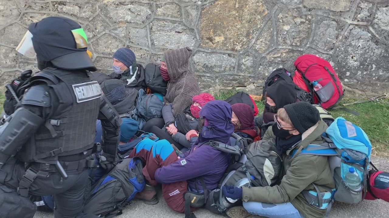 La police en action lors de l'évacuation de la ZAD du Mormont, le 30 mars 2021. [RTS]