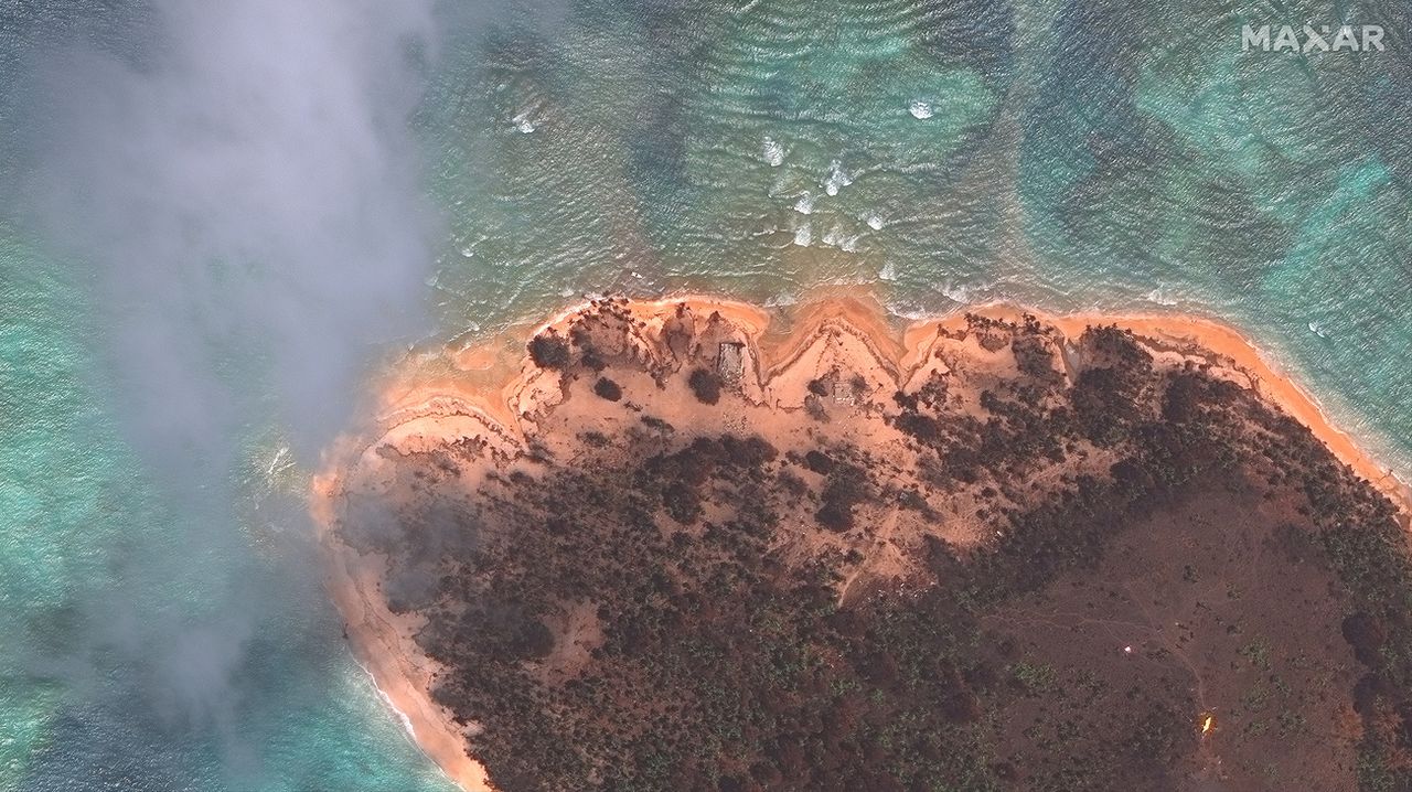 Mango Island of the Tonga Archipelago after the volcano eruption. [Maxar Technologies - Keystone]