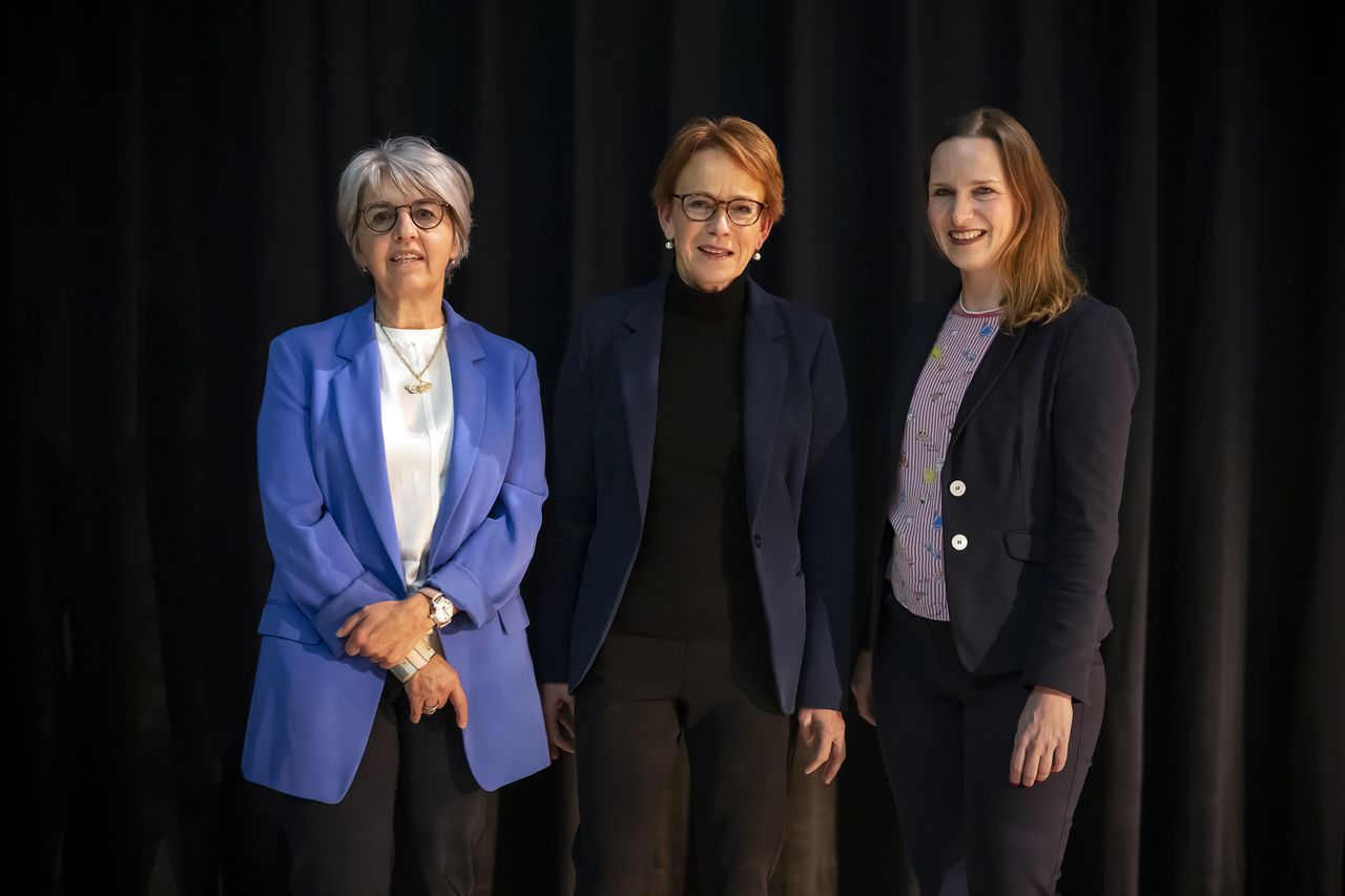 De gauche à droite, Elisabeth Baume-Schneider, Eva Herzog et Evi Allemann. [Michael Buholzer - Keystone]