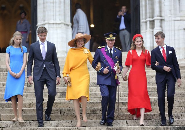 Kongefamilien i Belgia.  I sentrum kong Philippe og, nest fra høyre, prinsesse Elisabeth. [Keystone]