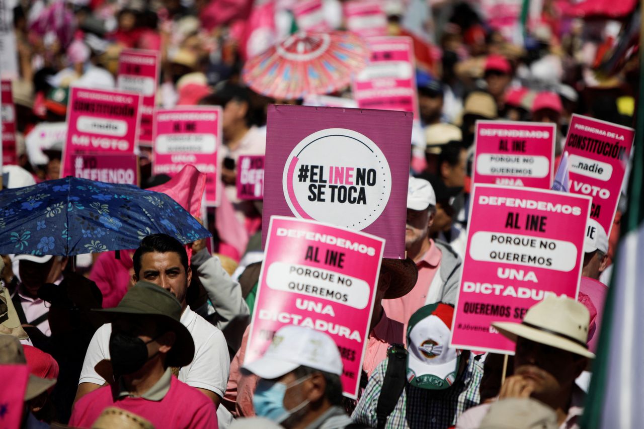 "El INE no se toca" - "On ne touche pas à l'INE" - scandent les manifestants à Mexico. [Luis Cortes - REUTERS]