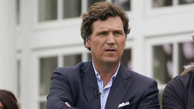 L'animateur conservateur vedette Tucker Carlson quitte l'antenne de Fox News. [Seth Wenig / AP photo - Keystone]