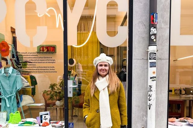 Katia Vladimirova, in front of Upcyclerie de Genève, gives second-hand clothes a second life.  The researcher has drawn a map of Geneva stores, which is favorable for material reuse and waste reduction. [swissinfo.ch]