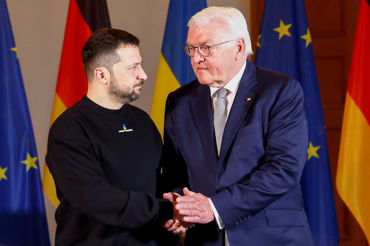 Drapeau européen à la main, Volodymyr Zelensky ovationné par les